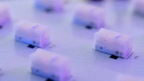 特徴1：0.3mmアクチュエーションのマイクロスイッチ