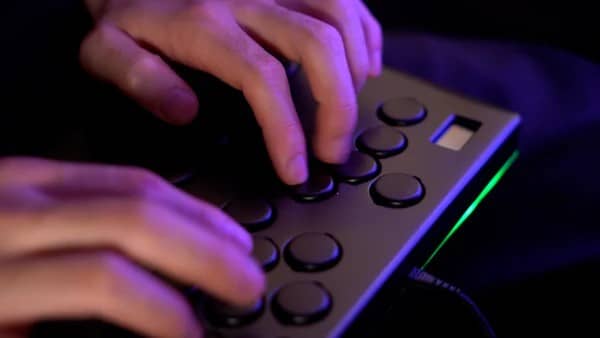 特徴3：底打ち感を抑えた“指に優しい”押し心地