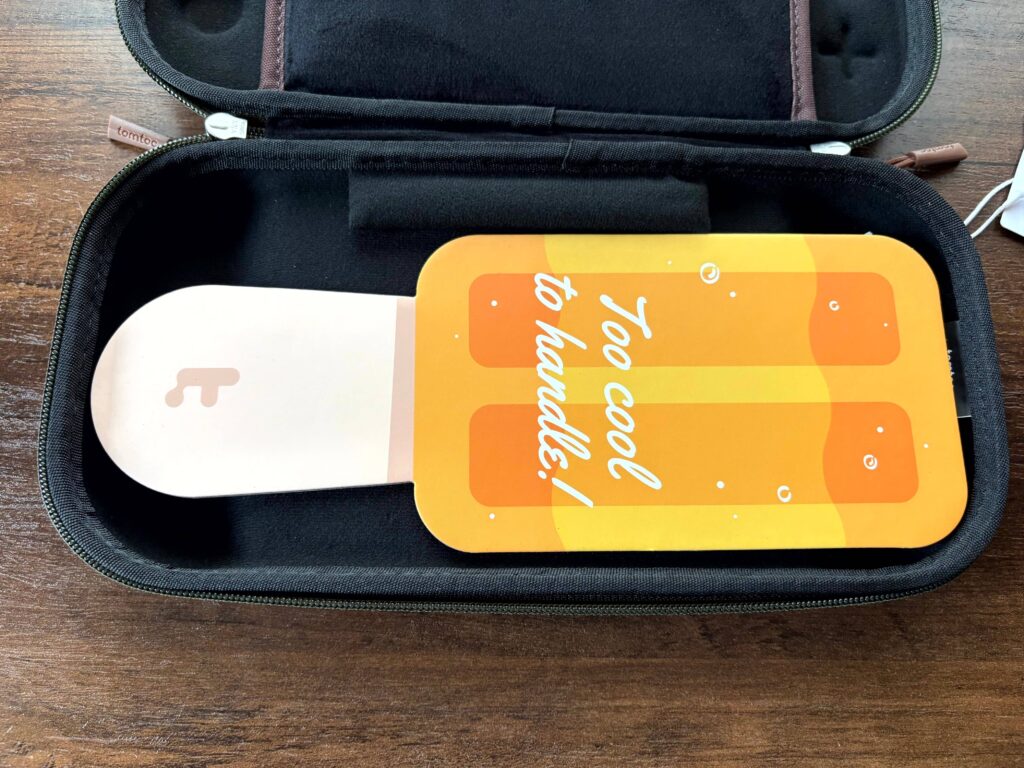 おすすめポイント2：かさばらない薄さと豊富なカラーで“持ち歩きたくなる”デザイン性