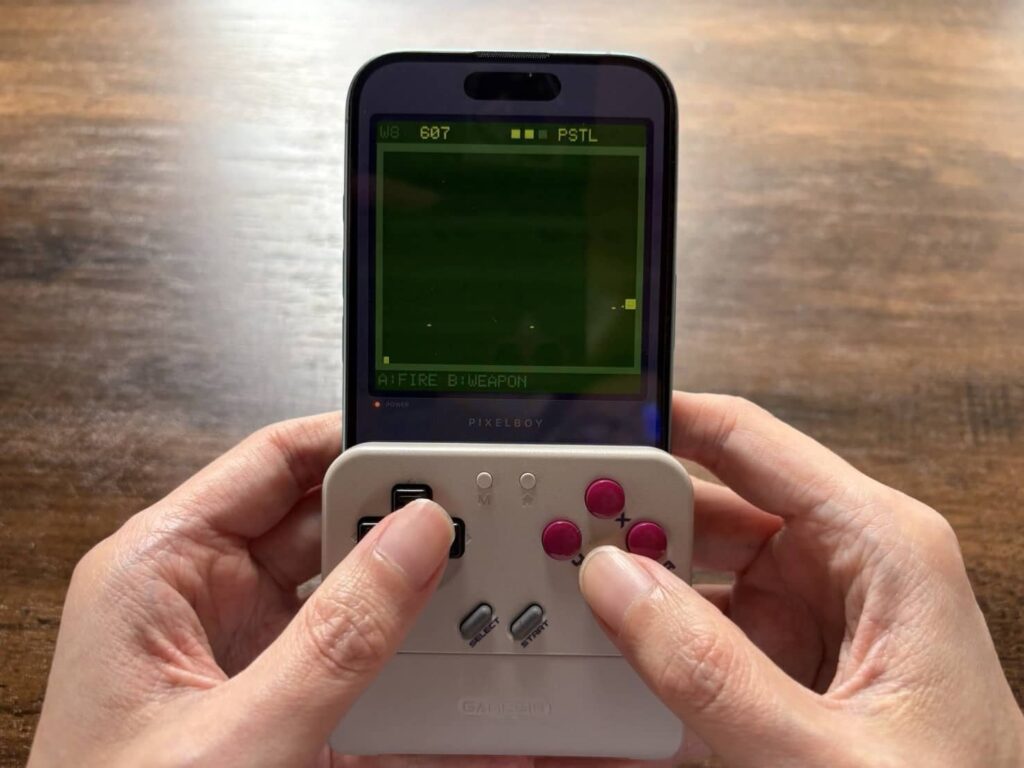 ポイント1：十字キーの質感が、懐かしいゲーム体験にはまる