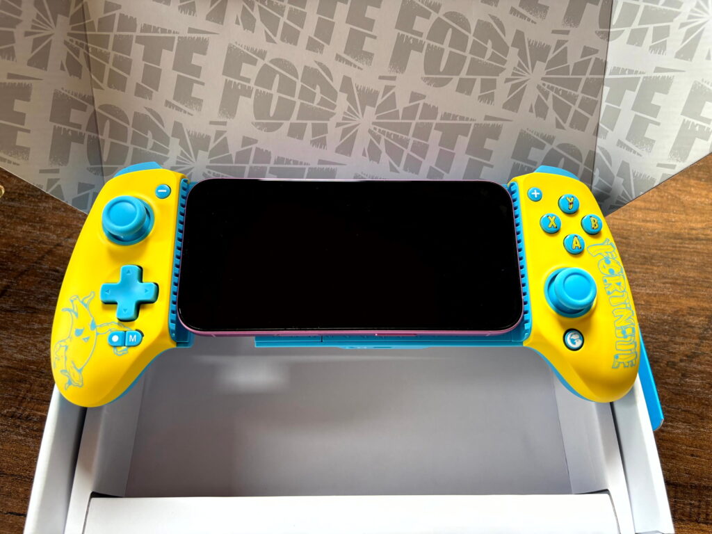 ポイント1:フルサイズの操作感で、スマホでもSwitchでも遊びやすい